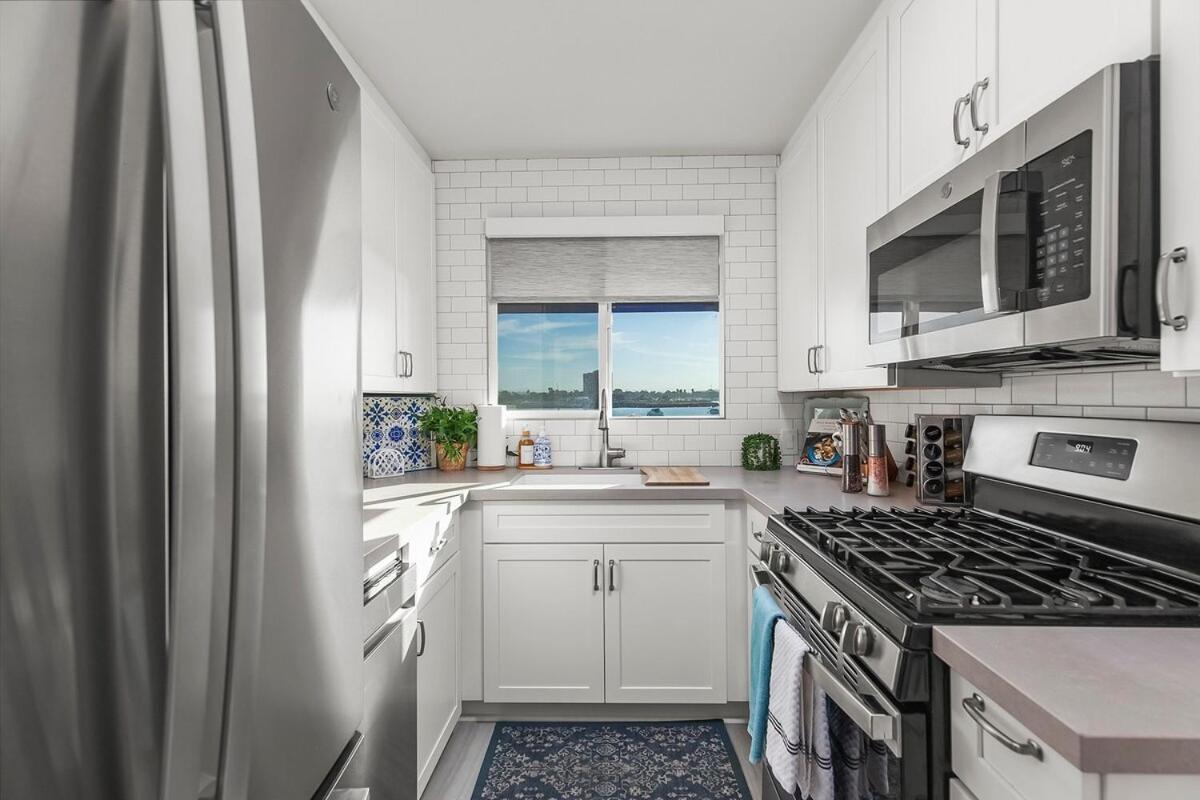 Bayfront 1-br With Stunning View Steps To The Apartment *